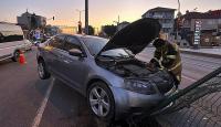 ALTINOVA’DA OTOMOBİL DEMİR BARİYERLERE ÇARPTI