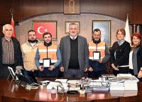 BAŞKAN GÜREL’DEN ÖRNEK PERSONELLERE PLAKET