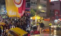 FENERBAHÇE TARAFTARLARINDAN GALATASARAY BAYRAKLARINA SALDIRI