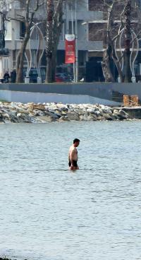 GÜNEŞİ GÖREN VATANDAŞ SOLUĞU DENİZDE ALDI