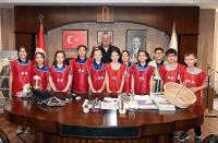 GÜREL, “İYİLİK ELÇİLERİ”Nİ MAKAMINDA AĞIRLADI
