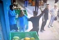 KASİYERİ YUMRUKLADI ARAYA GİREN VATANDAŞI BIÇAKLADI