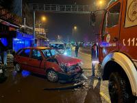 KONTROLDEN ÇIKAN OTOMOBİL DUVARA ÇARPTI