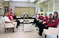 KUPALARINI YILMAZ’A SUNDULAR