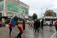 MEYDAN GENÇLERE KALDI