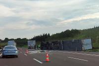 OTOYOL’DA YOĞURT YÜKLÜ TIR DEVRİLDİ