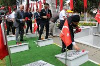 ŞEHİTLER MEZARLARI BAŞINDA ANILDI