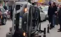 SOKAĞA HIZLI GİREN ARAÇ TAKLA ATTI
