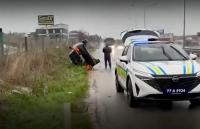 SU BİRİKİNTİSİNE GİREN OTOMOBİL TAKLA ATTI