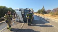 SÜPÜRGELİK MEVKİİNDE KAMYON DEVRİLDİ