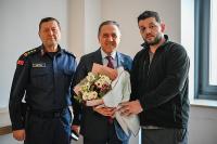 VALİ USTA'DAN YARALI BABA VE KIZA ZİYARET