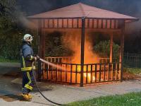 VANDALLAR KAMELYAYI ATEŞE VERDİ