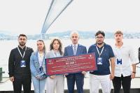 YAÜ ÖĞRENCİLERİ ÖDÜLÜ BAKAN URALOĞLU’NDAN ALDI