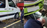 MİNİBÜSÜN MOTORUNA KAÇAN YILAN ÇIKARTILDI