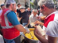 YÜZLERCE VATANDAŞA AŞURE İKRAM EDİLDİ