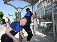 ZABITA EKİPLERİ, İZİNSİZ AFİŞ VE İLANLARI TEK TEK SÖKTÜ