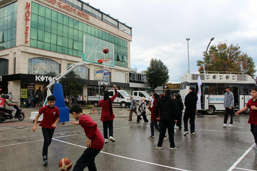 MEYDAN GENÇLERE KALDI