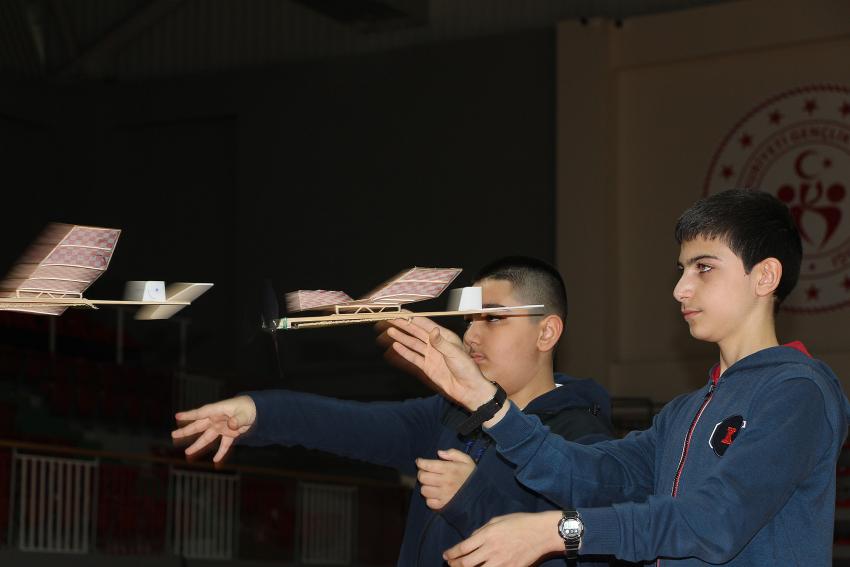 MODEL UÇAKLAR ŞAMPİYONLUK İÇİN SÜZÜLDÜ