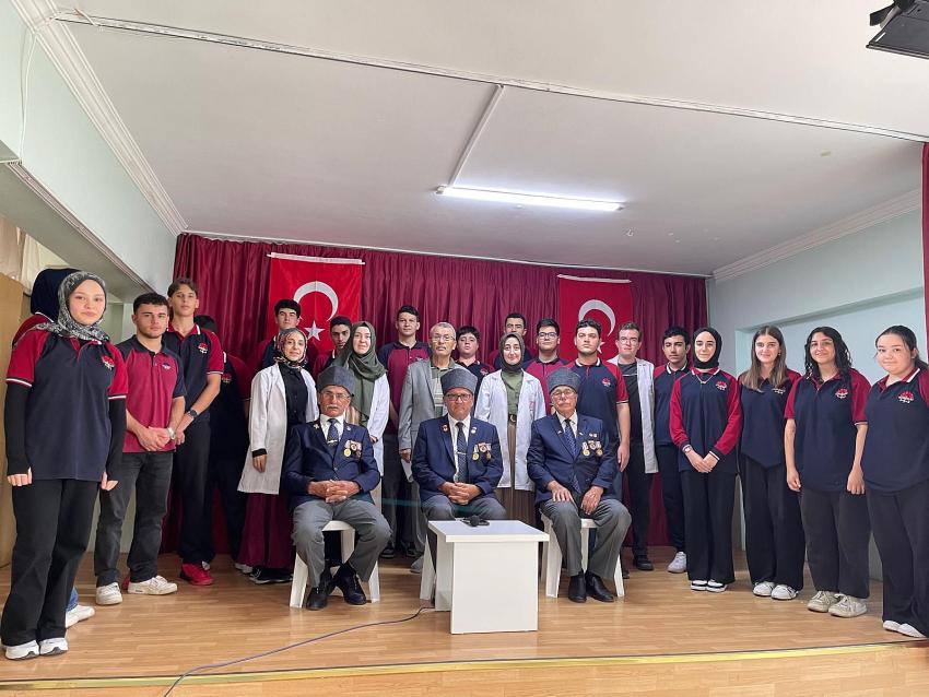 ÖĞRENCİLER, GAZİLERDEN KAHRAMANLIK HİKÂYELERİ DİNLEDİ