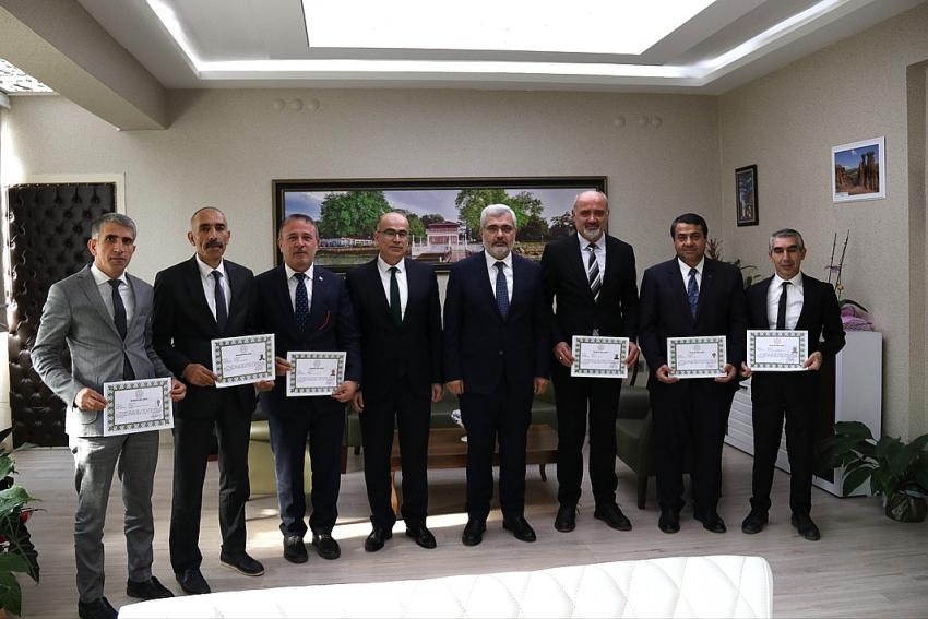 OKUL MÜDÜRLERİNE BAŞARI BELGELERİ VERİLDİ