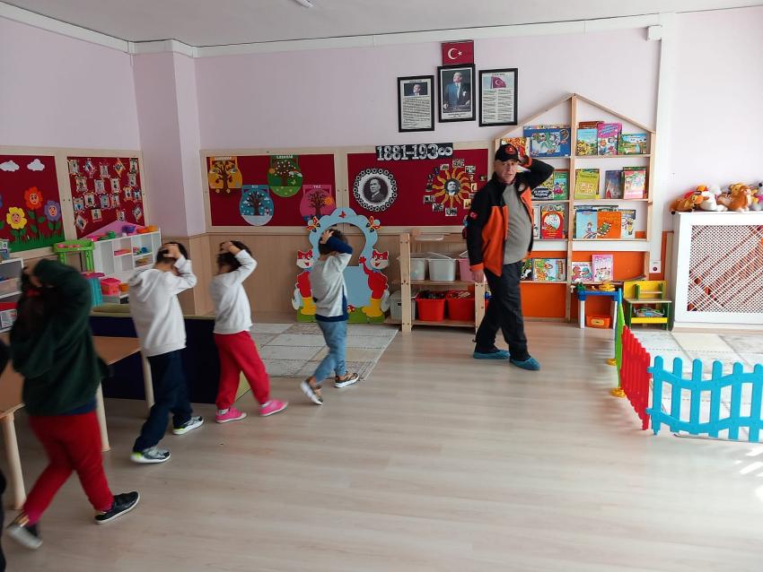 OKULLARDA AFET FARKINDALIK EĞİTİMLERİ SÜRÜYOR