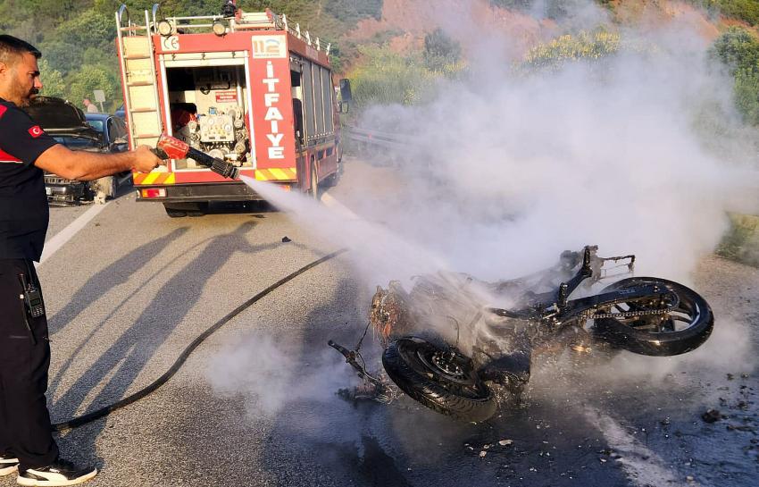 OTOMOBİL VE MOTOSİKLET KAFA KAFAYA ÇARPIŞTI