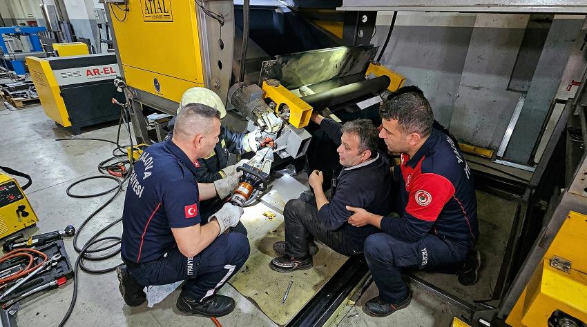 PARMAKLARINI İŞ MAKİNESİNE SIKIŞTIRDI