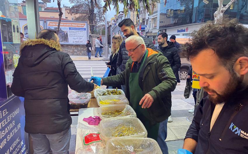 RAMAZAN'DA SOFRALAR TURŞUYLA SÜSLENİYOR