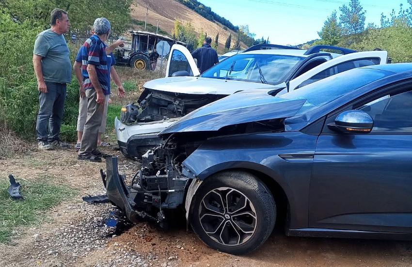 ŞENKÖY’DE 2 OTOMOBİL KAFA KAFAYA ÇARPIŞTI