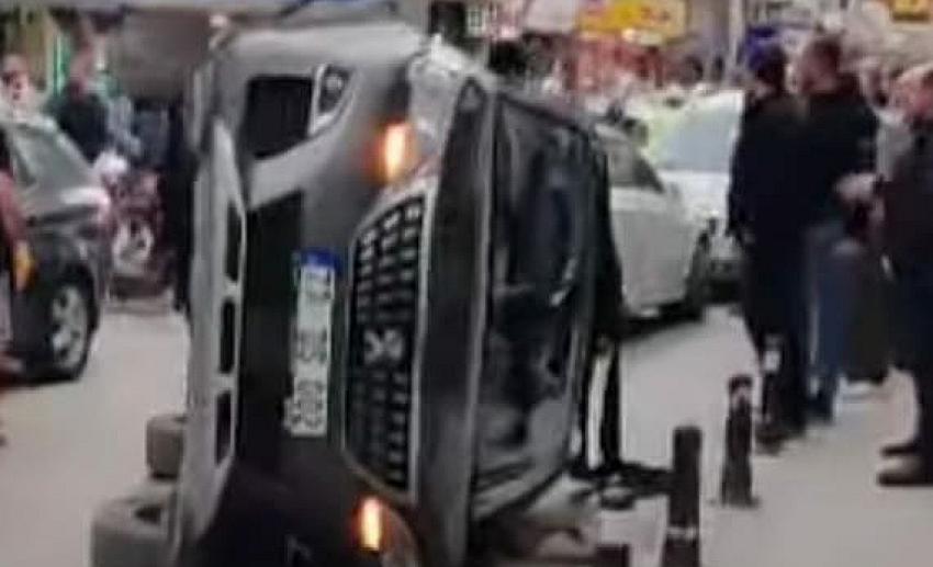 SOKAĞA HIZLI GİREN ARAÇ TAKLA ATTI