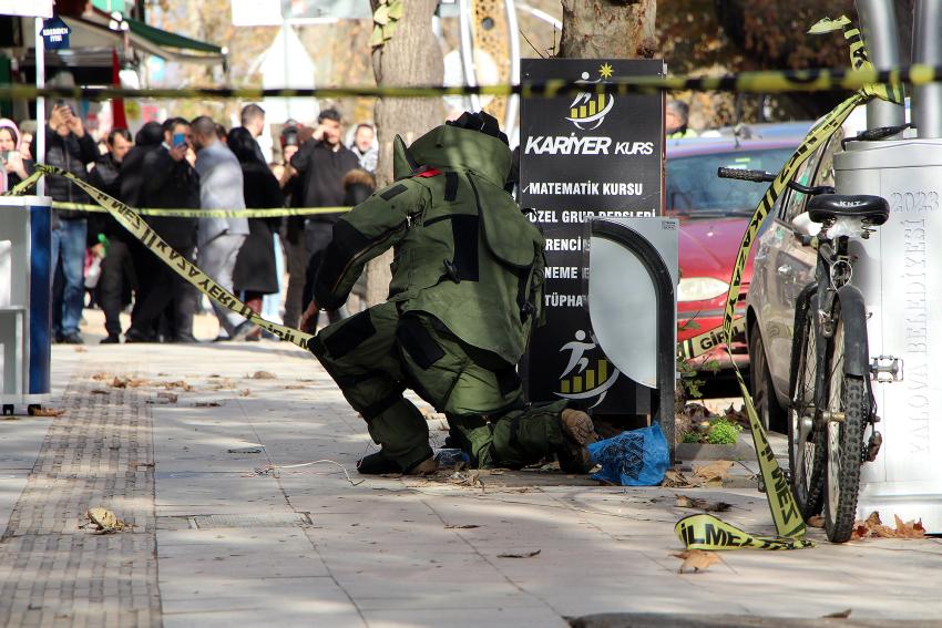 ŞÜPHELİ ÇANTA FÜNYEYLE PATLATILDI
