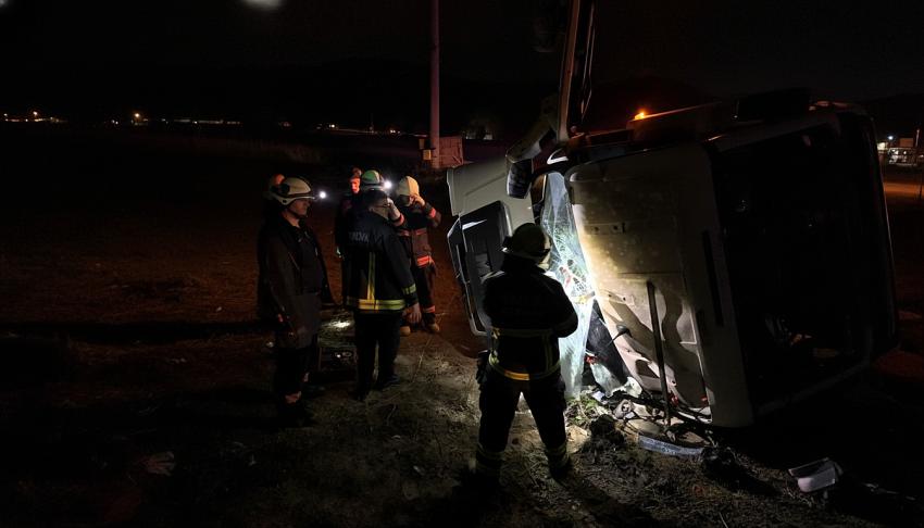 SÜRÜCÜ DEVRİLEN KAMYONDA SIKIŞTI