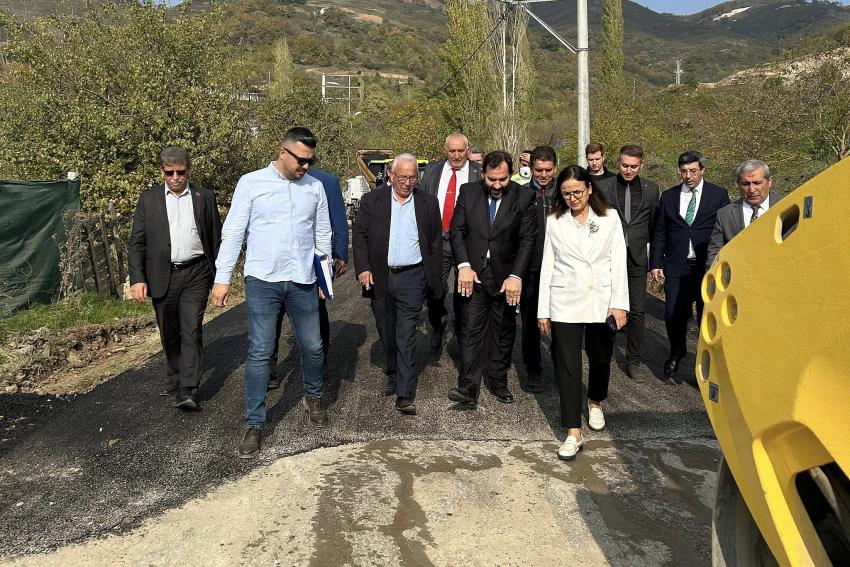 VALİ KAYA ASFALT SERİM ÇALIŞMALARINI İNCELEDİ