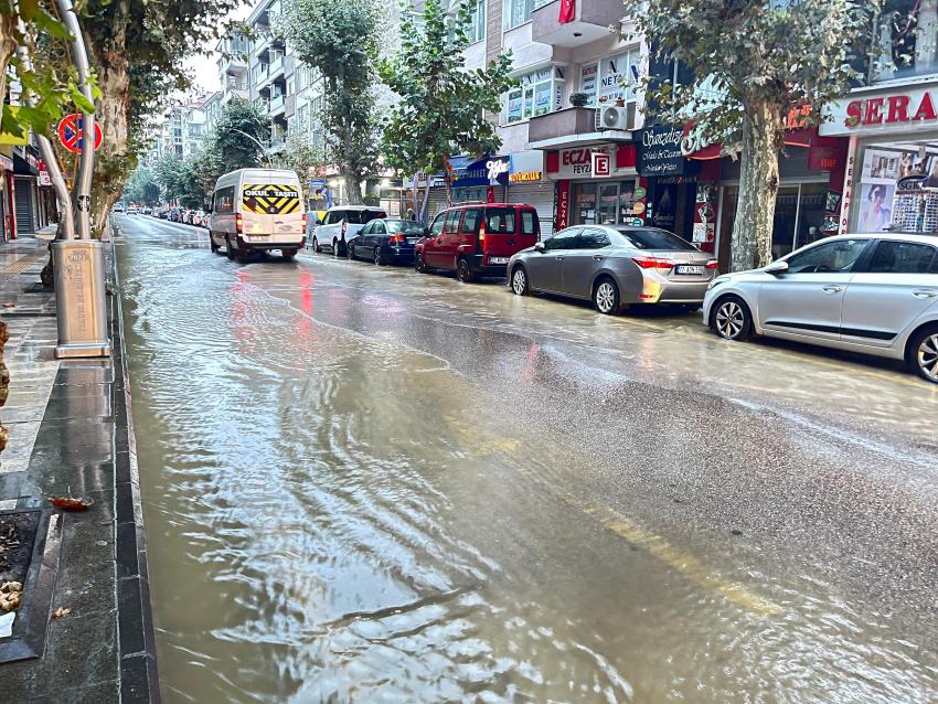 İSTANBUL CADDESİ GÖLE DÖNDÜ