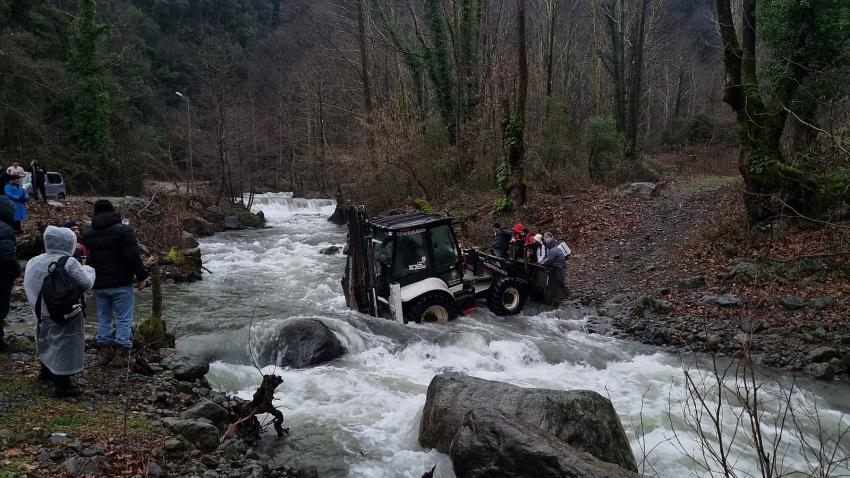 TEŞVİKİYE’DE MAHSUR KALAN TREKKİNG GRUBU İŞ MAKİNESİYLE KURTARILDI