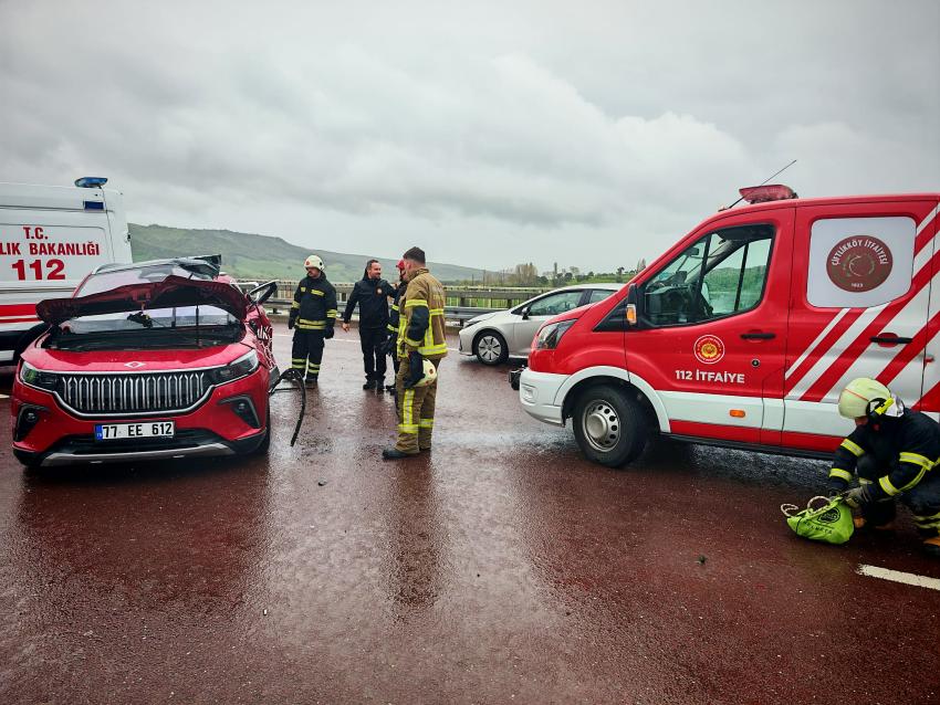 YAĞIŞ KAZA GETİRDİ: 4 YARALI