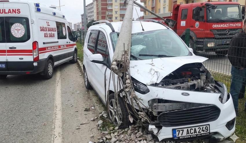 YALOVA PLAKALI ARAÇ ELEKTRİK DİREĞİNE ÇARPARAK DURDU