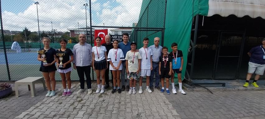 YALOVA TENİS VE DAĞCILIK KULÜBÜ’NDE SPORCULAR RÜZGAR GİBİ ESTİ