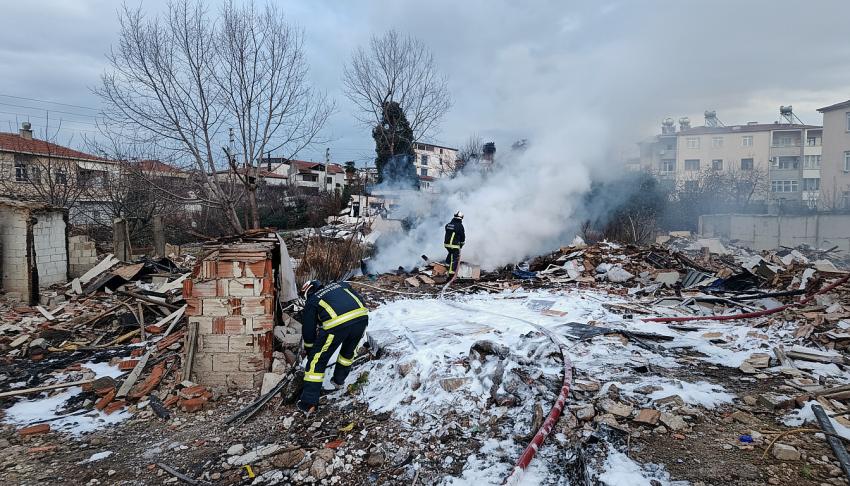 YANGIN AZ DAHA BARAKALARA SIÇRAYACAKTI