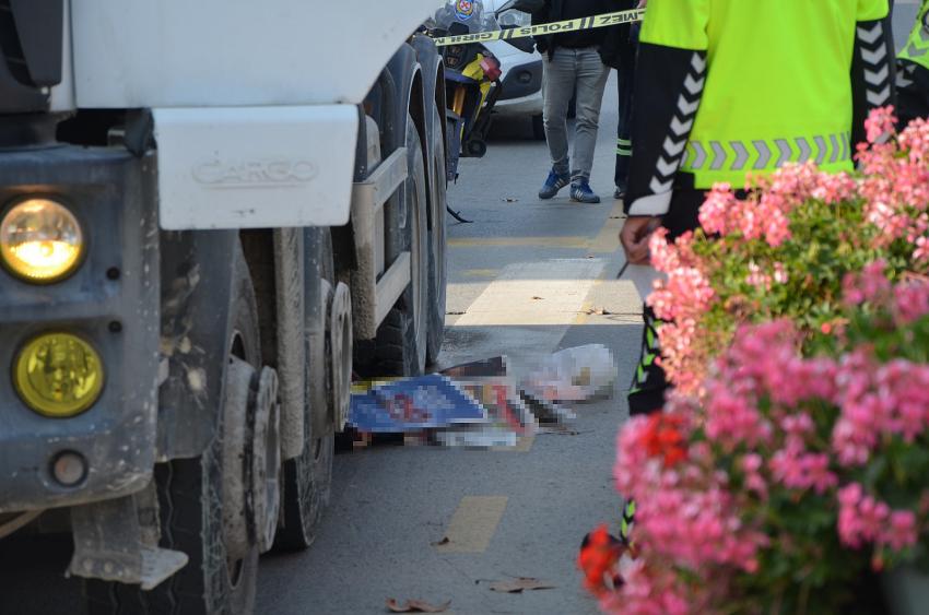 YAŞLI KADIN MİKSERİN ALTINDA KALDI